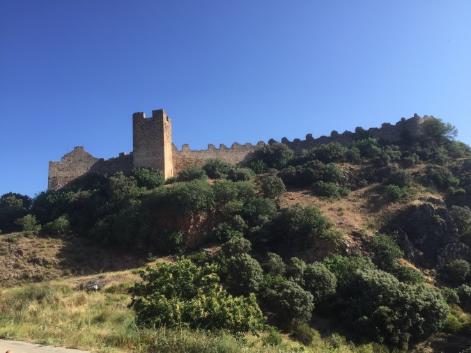 Vista del castillo de Cornatel